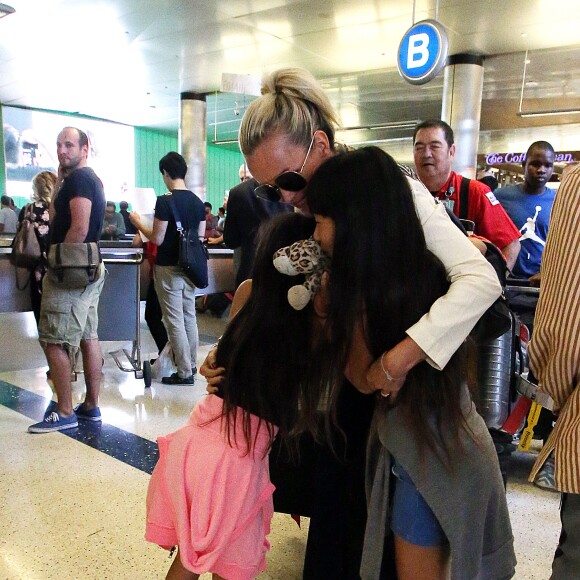 Laeticia Hallyday est accueillie par ses filles Jade et Joy à son arrivée à l'aéroport de Los Angeles le 15 mai 2016.