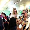 Laeticia Hallyday est accueillie par ses filles Jade et Joy à son arrivée à l'aéroport de Los Angeles le 15 mai 2016.