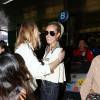 Laeticia Hallyday est accueillie par ses filles Jade et Joy à son arrivée à l'aéroport de Los Angeles le 15 mai 2016.