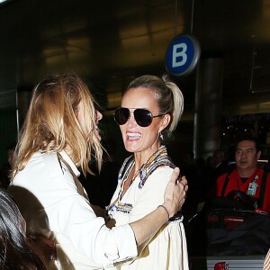 Laeticia Hallyday est accueillie par ses filles Jade et Joy à son arrivée à l'aéroport de Los Angeles le 15 mai 2016.