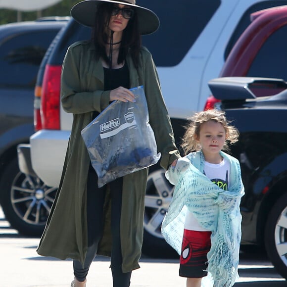 Megan Fox avec son mari Brian Austin Green et leurs enfants Bodhi et Noah Green sur une plage à Malibu, le 30 avril 2016