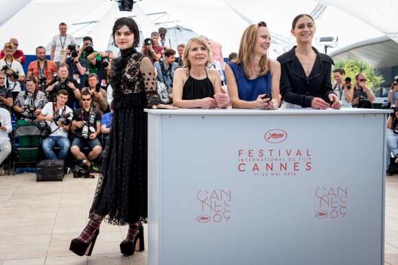 Soko, Muriel et Delphine Coulin, Ariane Labed - Photocall du film "Voir du pays" lors du 69e Festival International du Film de Cannes le 18 mai 2016. © Borde-Moreau/Bestimage