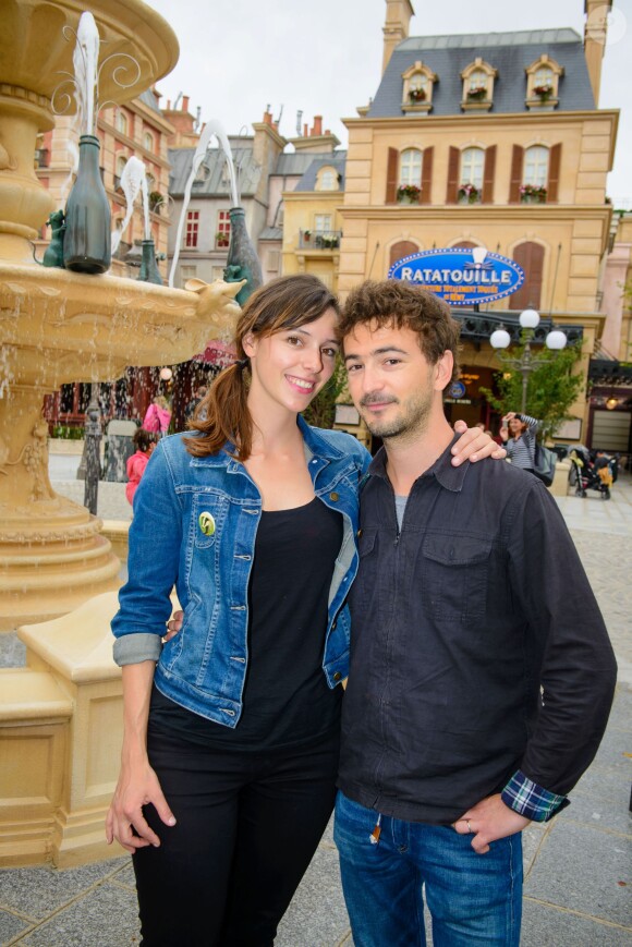 Renan Luce et Lolita Séchan posent dans les décors de la nouvelle attraction de Disneyland Paris, Ratatouille : L'Aventure Totalement Toquée de Rémy. Le 5 juillet 2014.