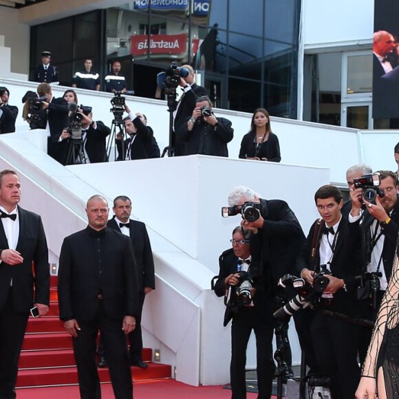 Laetitia Casta - Montée des marches du film "La fille inconnue" lors du 69ème Festival International du Film de Cannes. Le 18 mai 2016. © Borde-Jacovides-Moreau/Bestimage