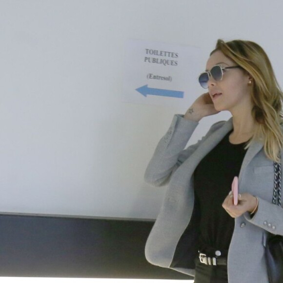 Nabilla Benat­tia - Nabilla Benat­tia compa­raît devant le tribu­nal correc­tion­nel de Nanterre, suite à la fameuse affaire du coup de couteau sur son conjoint, Thomas Vergara le 19 mai 2016. La jeune femme est accusée d'avoir poignardé son compagnon Thomas Vergara à la suite d'une dispute et risque jusqu'à 7 ans de prison.