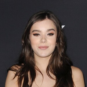 Hailee Steinfeld assiste à la soirée de lancement du Mascara Vinyl Couture d'YSL Beauté au Gibson Brands. Los Angeles, le 18 mai 2016.