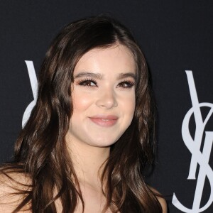 Hailee Steinfeld assiste à la soirée de lancement du Mascara Vinyl Couture d'YSL Beauté au Gibson Brands. Los Angeles, le 18 mai 2016.