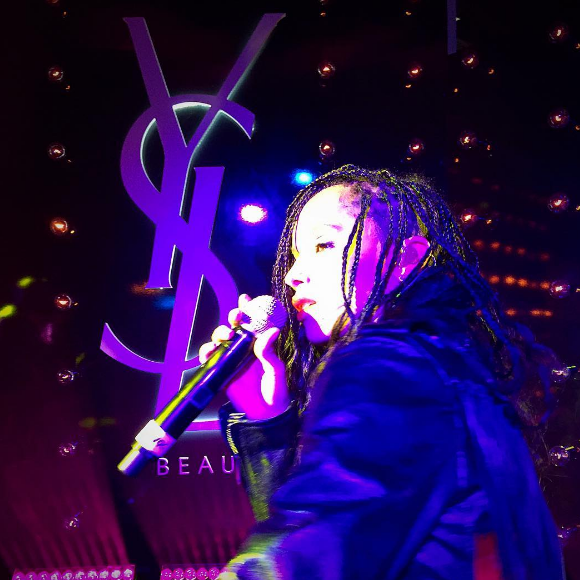 Zoë Kravitz assiste à et anime la soirée de lancement du Mascara Vinyl Couture d'YSL Beauté. Los Angeles, le 18 mai 2016.