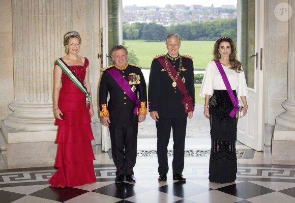 Le roi Philippe et la reine Mathilde de Belgique donnaient un banquet d'Etat en l'honneur du roi Abdullah II et de la reine Rania de Jordanie au château de Laeken le 18 mai 2016 à l'occasion de leur visite officielle.