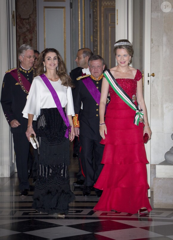 Le roi Philippe et la reine Mathilde de Belgique donnaient un banquet d'Etat en l'honneur du roi Abdullah II et de la reine Rania de Jordanie au château de Laeken le 18 mai 2016 à l'occasion de leur visite officielle.