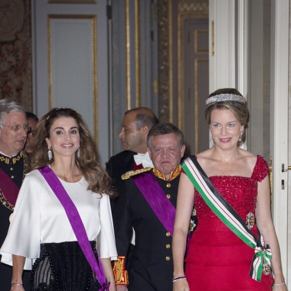 Le roi Philippe et la reine Mathilde de Belgique donnaient un banquet d'Etat en l'honneur du roi Abdullah II et de la reine Rania de Jordanie au château de Laeken le 18 mai 2016 à l'occasion de leur visite officielle.