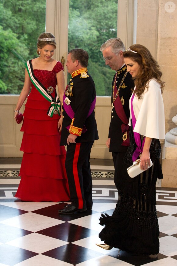 Le roi Philippe et la reine Mathilde de Belgique donnaient un banquet d'Etat en l'honneur du roi Abdullah II et de la reine Rania de Jordanie au château de Laeken le 18 mai 2016 à l'occasion de leur visite officielle.