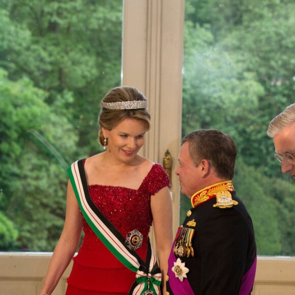 Le roi Philippe et la reine Mathilde de Belgique donnaient un banquet d'Etat en l'honneur du roi Abdullah II et de la reine Rania de Jordanie au château de Laeken le 18 mai 2016 à l'occasion de leur visite officielle.