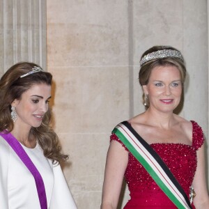Le roi Philippe et la reine Mathilde de Belgique donnaient un banquet d'Etat en l'honneur du roi Abdullah II et de la reine Rania de Jordanie au château de Laeken le 18 mai 2016 à l'occasion de leur visite officielle.