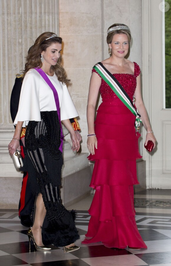 Le roi Philippe et la reine Mathilde de Belgique donnaient un banquet d'Etat en l'honneur du roi Abdullah II et de la reine Rania de Jordanie au château de Laeken le 18 mai 2016 à l'occasion de leur visite officielle.