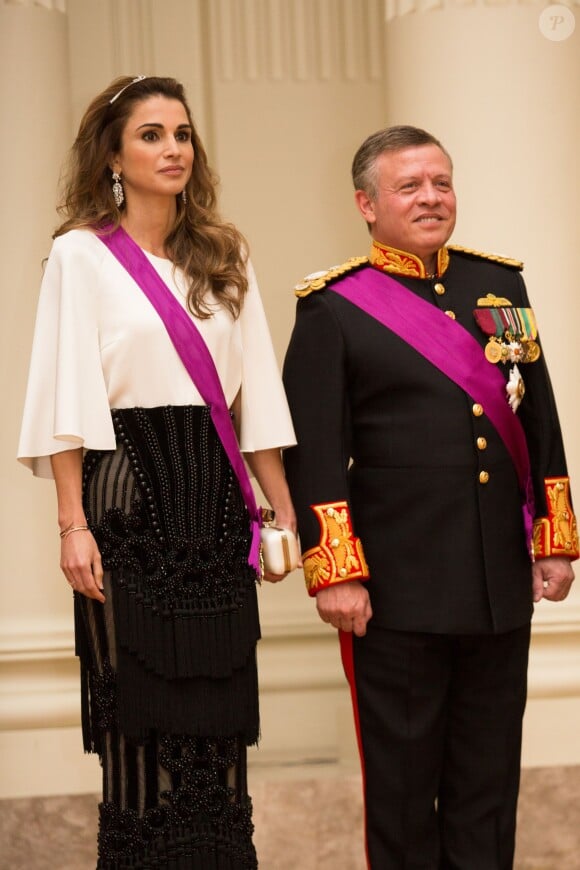 Le roi Philippe et la reine Mathilde de Belgique donnaient un banquet d'Etat en l'honneur du roi Abdullah II et de la reine Rania de Jordanie au château de Laeken le 18 mai 2016 à l'occasion de leur visite officielle.