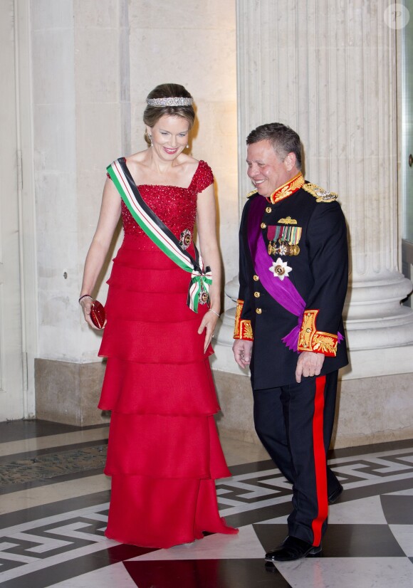 Le roi Philippe et la reine Mathilde de Belgique donnaient un banquet d'Etat en l'honneur du roi Abdullah II et de la reine Rania de Jordanie au château de Laeken le 18 mai 2016 à l'occasion de leur visite officielle.