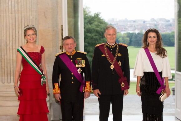 Le roi Philippe et la reine Mathilde de Belgique donnaient un banquet d'Etat en l'honneur du roi Abdullah II et de la reine Rania de Jordanie au château de Laeken le 18 mai 2016 à l'occasion de leur visite officielle.