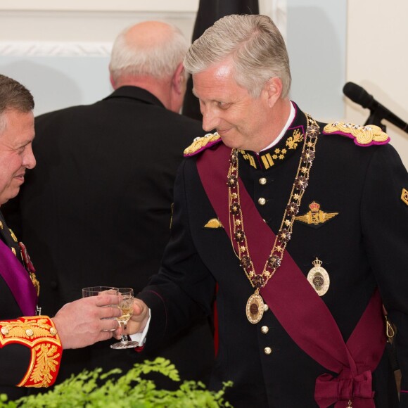 Le roi Philippe et la reine Mathilde de Belgique donnaient un banquet d'Etat en l'honneur du roi Abdullah II et de la reine Rania de Jordanie au château de Laeken le 18 mai 2016 à l'occasion de leur visite officielle.