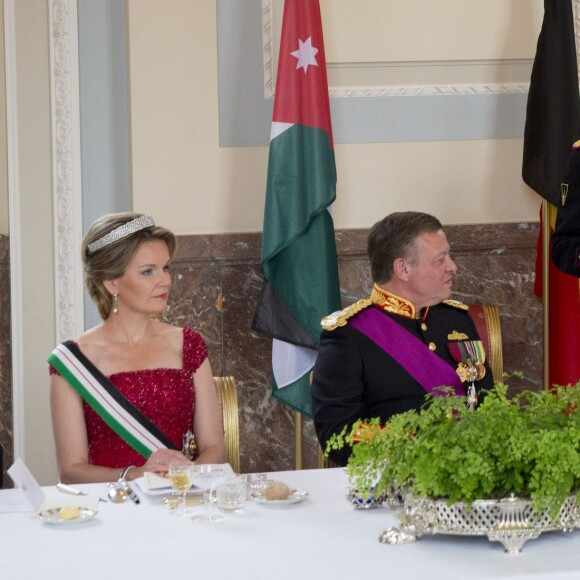 Le roi Philippe et la reine Mathilde de Belgique donnaient un banquet d'Etat en l'honneur du roi Abdullah II et de la reine Rania de Jordanie au château de Laeken le 18 mai 2016 à l'occasion de leur visite officielle.