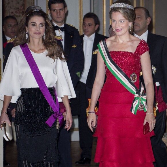 Le roi Philippe et la reine Mathilde de Belgique donnaient un banquet d'Etat en l'honneur du roi Abdullah II et de la reine Rania de Jordanie au château de Laeken le 18 mai 2016 à l'occasion de leur visite officielle.