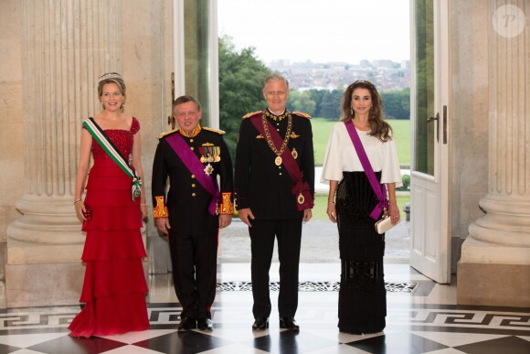 Le roi Philippe et la reine Mathilde de Belgique donnaient un banquet d'Etat en l'honneur du roi Abdullah II et de la reine Rania de Jordanie au château de Laeken le 18 mai 2016 à l'occasion de leur visite officielle.