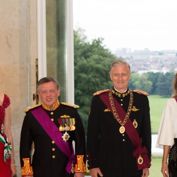 Le roi Philippe et la reine Mathilde de Belgique donnaient un banquet d'Etat en l'honneur du roi Abdullah II et de la reine Rania de Jordanie au château de Laeken le 18 mai 2016 à l'occasion de leur visite officielle.