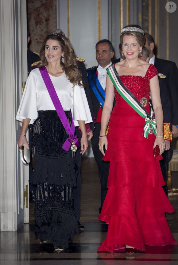 Le roi Philippe et la reine Mathilde de Belgique donnaient un banquet d'Etat en l'honneur du roi Abdullah II et de la reine Rania de Jordanie au château de Laeken le 18 mai 2016 à l'occasion de leur visite officielle.