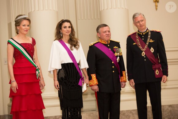 Le roi Philippe et la reine Mathilde de Belgique donnaient un banquet d'Etat en l'honneur du roi Abdullah II et de la reine Rania de Jordanie au château de Laeken le 18 mai 2016 à l'occasion de leur visite officielle.