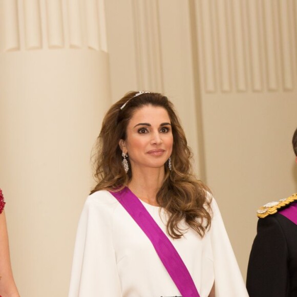 Le roi Philippe et la reine Mathilde de Belgique donnaient un banquet d'Etat en l'honneur du roi Abdullah II et de la reine Rania de Jordanie au château de Laeken le 18 mai 2016 à l'occasion de leur visite officielle.