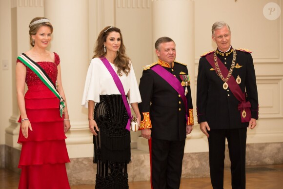 Le roi Philippe et la reine Mathilde de Belgique donnaient un banquet d'Etat en l'honneur du roi Abdullah II et de la reine Rania de Jordanie au château de Laeken le 18 mai 2016 à l'occasion de leur visite officielle.
