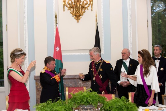 Le roi Philippe et la reine Mathilde de Belgique donnaient un banquet d'Etat en l'honneur du roi Abdullah II et de la reine Rania de Jordanie au château de Laeken le 18 mai 2016 à l'occasion de leur visite officielle.