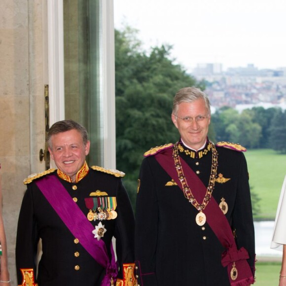 Le roi Philippe et la reine Mathilde de Belgique donnaient un banquet d'Etat en l'honneur du roi Abdullah II et de la reine Rania de Jordanie au château de Laeken le 18 mai 2016 à l'occasion de leur visite officielle.