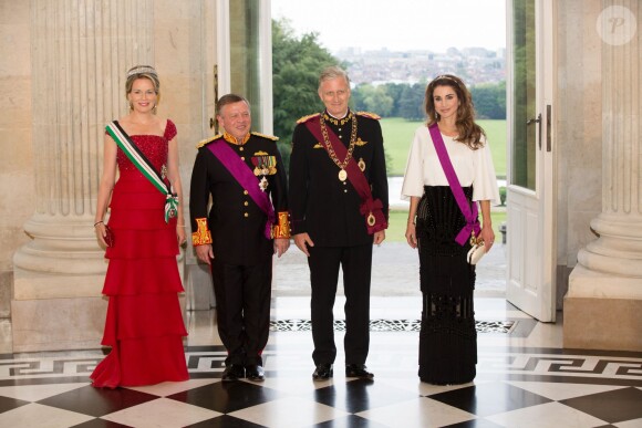 Le roi Philippe et la reine Mathilde de Belgique donnaient un banquet d'Etat en l'honneur du roi Abdullah II et de la reine Rania de Jordanie au château de Laeken le 18 mai 2016 à l'occasion de leur visite officielle.