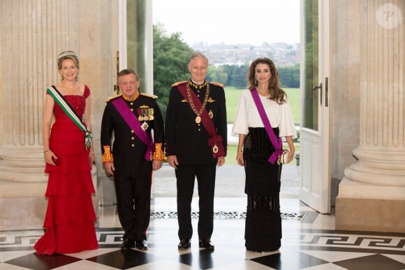 Le roi Philippe et la reine Mathilde de Belgique donnaient un banquet d'Etat en l'honneur du roi Abdullah II et de la reine Rania de Jordanie au château de Laeken le 18 mai 2016 à l'occasion de leur visite officielle.