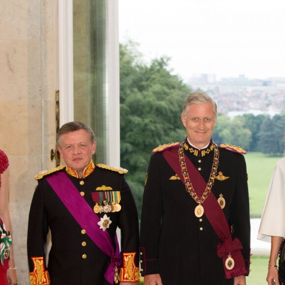 Le roi Philippe et la reine Mathilde de Belgique donnaient un banquet d'Etat en l'honneur du roi Abdullah II et de la reine Rania de Jordanie au château de Laeken le 18 mai 2016 à l'occasion de leur visite officielle.
