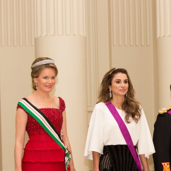 Le roi Philippe et la reine Mathilde de Belgique donnaient un banquet d'Etat en l'honneur du roi Abdullah II et de la reine Rania de Jordanie au château de Laeken le 18 mai 2016 à l'occasion de leur visite officielle.