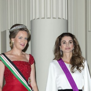 Le roi Philippe et la reine Mathilde de Belgique donnaient un banquet d'Etat en l'honneur du roi Abdullah II et de la reine Rania de Jordanie au château de Laeken le 18 mai 2016 à l'occasion de leur visite officielle.