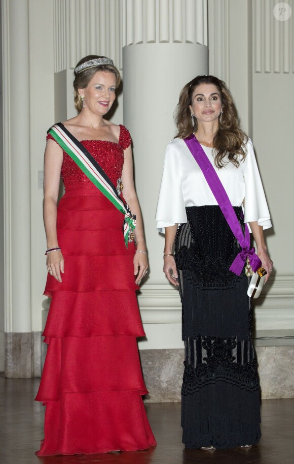 Le roi Philippe et la reine Mathilde de Belgique donnaient un banquet d'Etat en l'honneur du roi Abdullah II et de la reine Rania de Jordanie au château de Laeken le 18 mai 2016 à l'occasion de leur visite officielle.