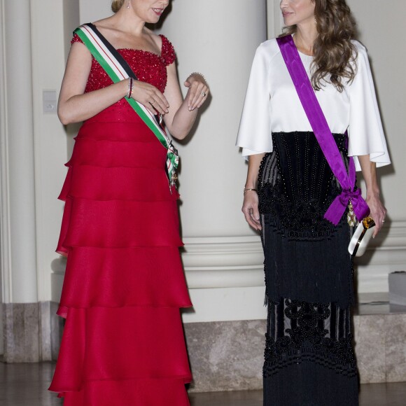 Le roi Philippe et la reine Mathilde de Belgique donnaient un banquet d'Etat en l'honneur du roi Abdullah II et de la reine Rania de Jordanie au château de Laeken le 18 mai 2016 à l'occasion de leur visite officielle.
