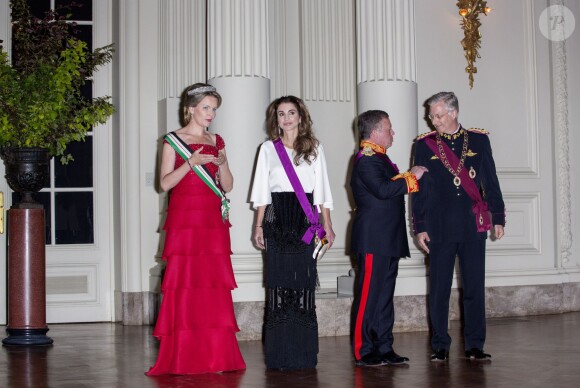 Le roi Philippe et la reine Mathilde de Belgique donnaient un banquet d'Etat en l'honneur du roi Abdullah II et de la reine Rania de Jordanie au château de Laeken le 18 mai 2016 à l'occasion de leur visite officielle.