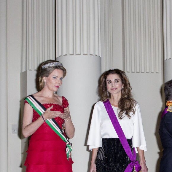 Le roi Philippe et la reine Mathilde de Belgique donnaient un banquet d'Etat en l'honneur du roi Abdullah II et de la reine Rania de Jordanie au château de Laeken le 18 mai 2016 à l'occasion de leur visite officielle.