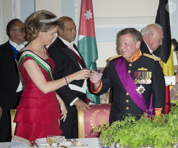 Le roi Philippe et la reine Mathilde de Belgique donnaient un banquet d'Etat en l'honneur du roi Abdullah II et de la reine Rania de Jordanie au château de Laeken le 18 mai 2016 à l'occasion de leur visite officielle.