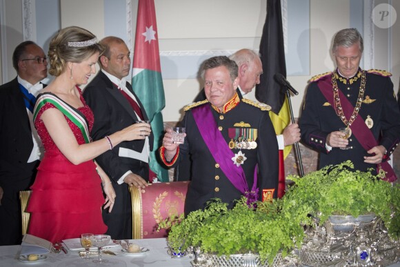Le roi Philippe et la reine Mathilde de Belgique donnaient un banquet d'Etat en l'honneur du roi Abdullah II et de la reine Rania de Jordanie au château de Laeken le 18 mai 2016 à l'occasion de leur visite officielle.