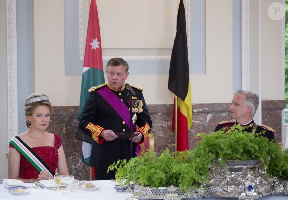 Le roi Philippe et la reine Mathilde de Belgique donnaient un banquet d'Etat en l'honneur du roi Abdullah II et de la reine Rania de Jordanie au château de Laeken le 18 mai 2016 à l'occasion de leur visite officielle.