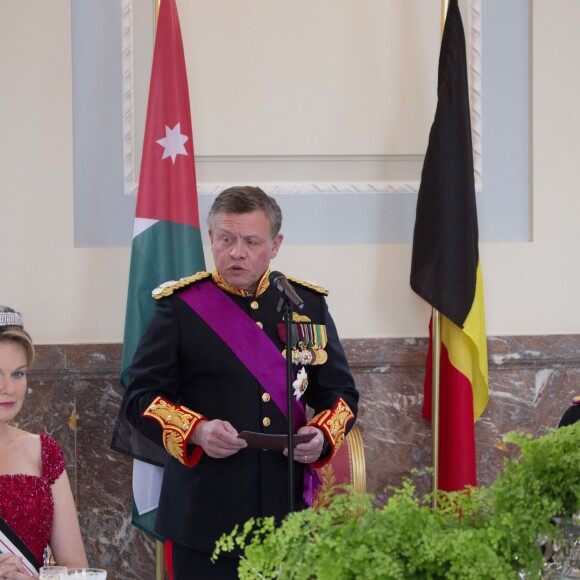 Le roi Philippe et la reine Mathilde de Belgique donnaient un banquet d'Etat en l'honneur du roi Abdullah II et de la reine Rania de Jordanie au château de Laeken le 18 mai 2016 à l'occasion de leur visite officielle.