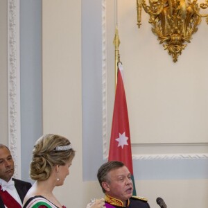 Le roi Philippe et la reine Mathilde de Belgique donnaient un banquet d'Etat en l'honneur du roi Abdullah II et de la reine Rania de Jordanie au château de Laeken le 18 mai 2016 à l'occasion de leur visite officielle.