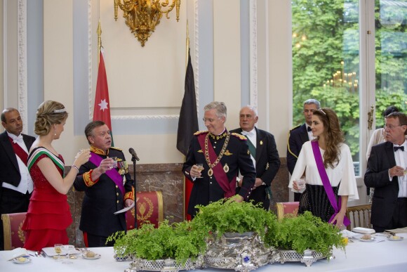 Le roi Philippe et la reine Mathilde de Belgique donnaient un banquet d'Etat en l'honneur du roi Abdullah II et de la reine Rania de Jordanie au château de Laeken le 18 mai 2016 à l'occasion de leur visite officielle.