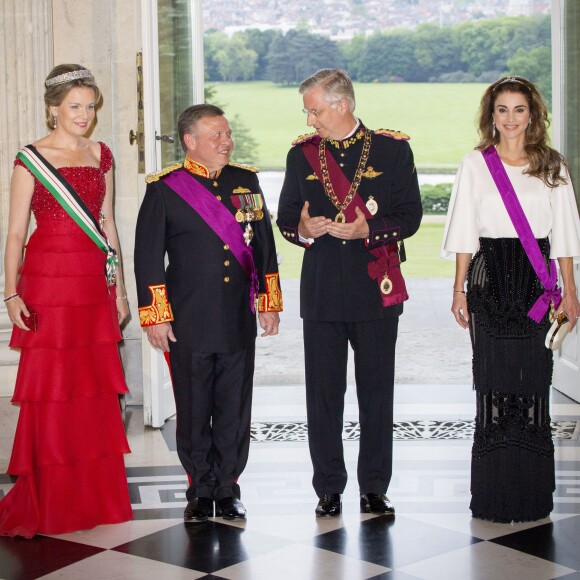 Le roi Philippe et la reine Mathilde de Belgique donnaient un banquet d'Etat en l'honneur du roi Abdullah II et de la reine Rania de Jordanie au château de Laeken le 18 mai 2016 à l'occasion de leur visite officielle.