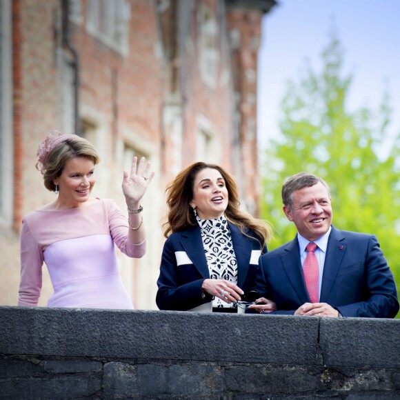 La reine Mathilde de Belgique, la reine Rania de Jordanie, le roi Abdullah II de Jordanie et le roi Philippe de Belgique en promenade dans Bruges le 19 mai 2016 dans le cadre de la visite d'Etat de deux jours du couple royal hachémite.